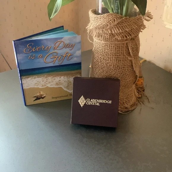 Fully HANDCRAFTED, Clarenbridge Crystal paper weight, IRELAND. Original box.